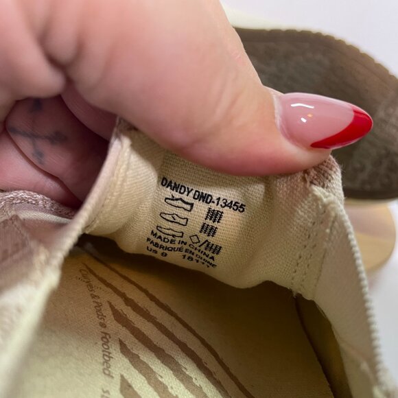 Taos Women 9 Dandy Beige Tan White Stripe Casual Slip-On Sneakers Comfort - Picture 9 of 10